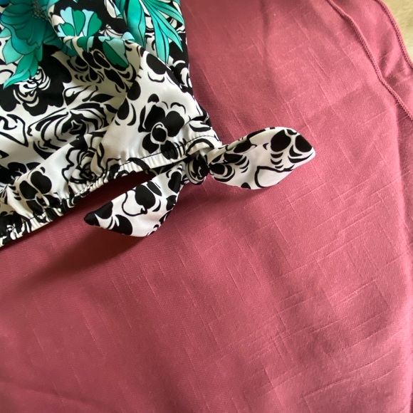 🌼🌼🌼Swim Top Women’s 18W...Vibrant Print!! - Picture 3 of 6